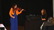 Ralli Bogdan (i.) und Beate Roux beim Fränkischen Theatersommer 2024 in Ebermannstadt