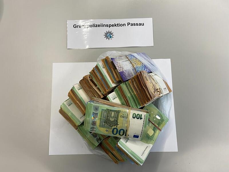 Polizei findet 150.000 Euro in Koffer von ICE-Fahrgast Polizei findet 150.000 Euro in Koffer von ICE-Fahrgast
