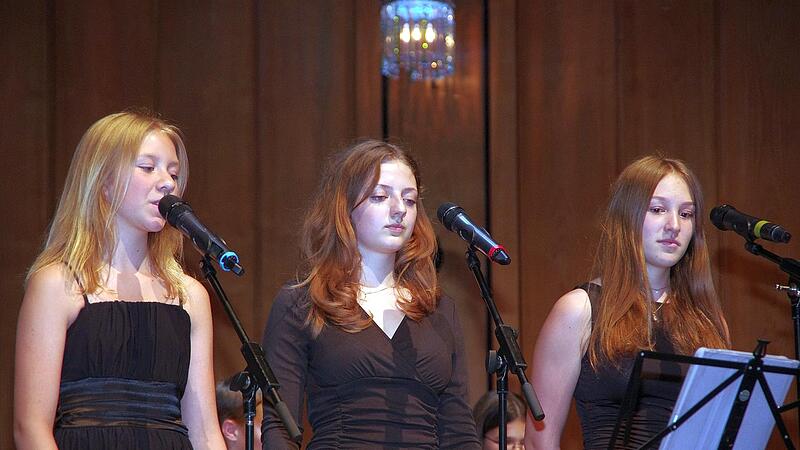 Gesangseinlage bei der Verabschiedung der Realschulabsovlenten im Regentenbau Gesangseinlage bei der Verabschiedung der Realschulabsovlenten im Regentenbau