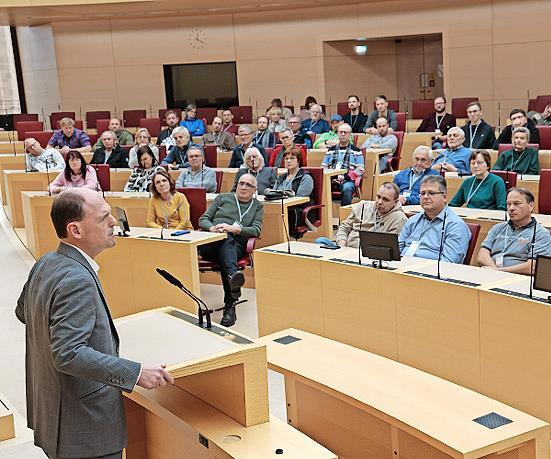 Diskussion im Plenarsaal.