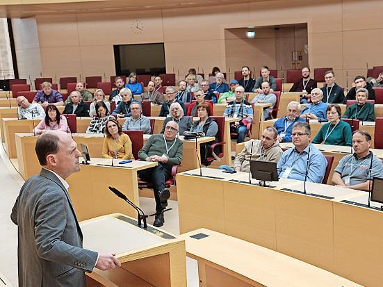 Diskussion im Plenarsaal.