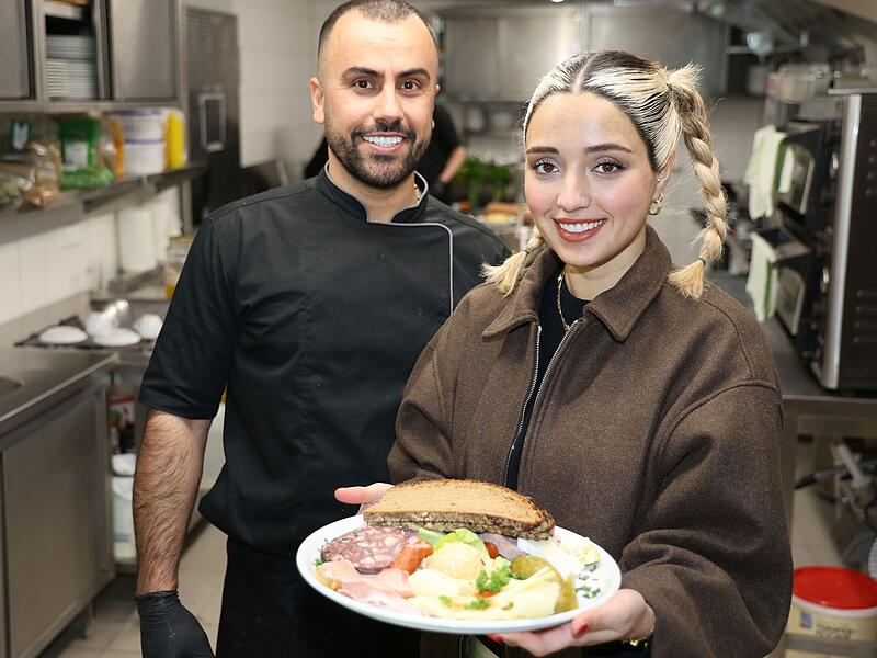 Die neuen P&auml;chter am Rittmayer-Keller auf dem Kreuzberg: Vahid Chaharmahali mit seiner Frau Laleh zeigen ihre Brotzeitplatte.
