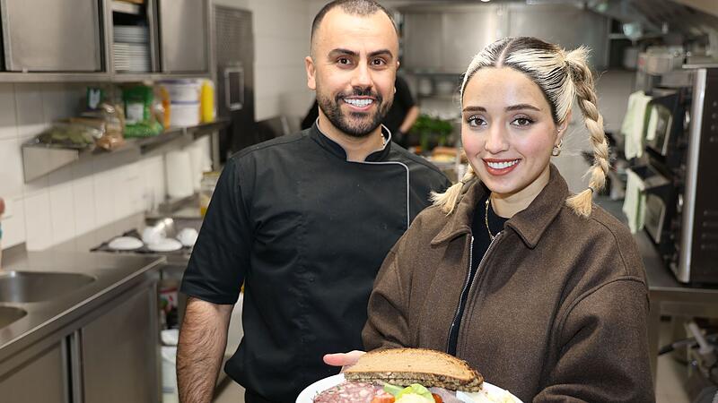 Die neuen P&auml;chter am Rittmayer-Keller auf dem Kreuzberg: Vahid Chaharmahali mit seiner Frau Laleh zeigen ihre Brotzeitplatte.
