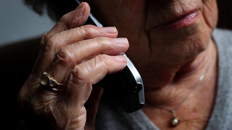 Ältere Frau telefoniert Ältere Frau telefoniert