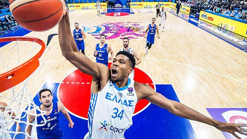 Giannis Antetokounmpo ließ gegen Tschechien in der zweiten Hälfte die Muskeln spielen und führte mit 23 seiner 27 Punkte Griechenland ins Viertelfinale. Die Tschechen um Tomas Satoransky (links) schauten nur staunende hinterher.
