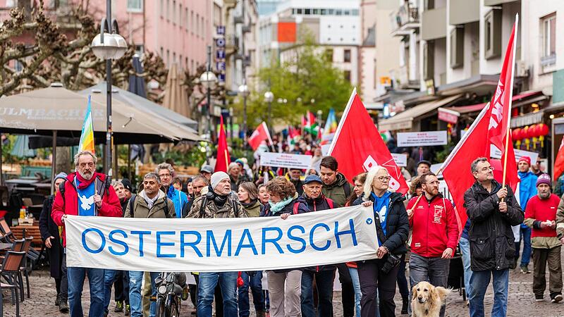 Der Ostermarsch in Frankfurt stand unter dem Motto &bdquo;Die Waffen nieder! Friedensf&auml;hig statt kriegst&uuml;chtig&ldquo;.