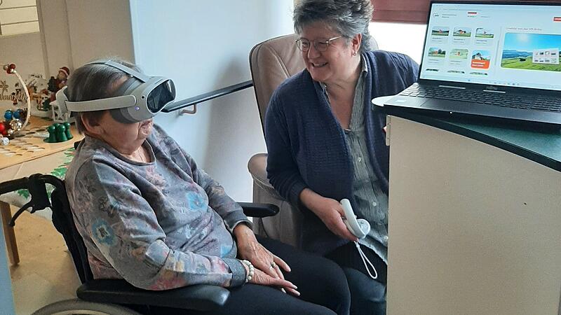 Mit Hilfe von VR-Brillen können die Senioren einen Ausflug durch die Heimat machen.