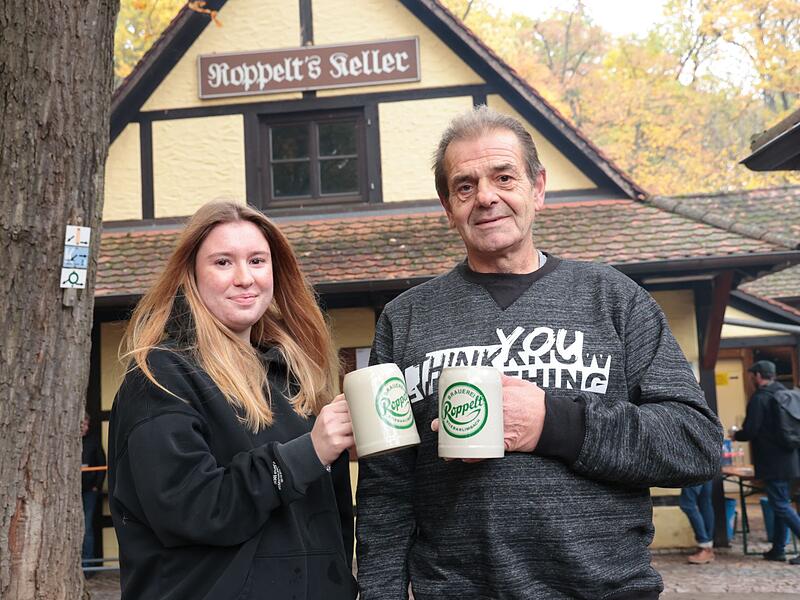 Die angehende Brauerei Lisa Roppelt stößt in Stiebarlimbach mit Brauer Ralf Wozelka an.
