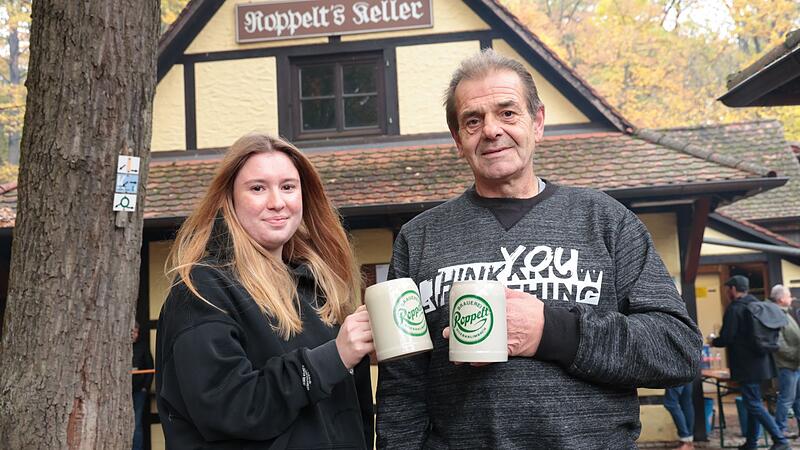 Die angehende Brauerei Lisa Roppelt stößt in Stiebarlimbach mit Brauer Ralf Wozelka an.