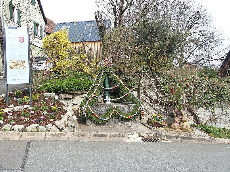 Die Dorfgemeinschaft Reifenberg&nbsp; hat den Brunnen in der Dorfmitte &ouml;sterlich geschm&uuml;ckt.