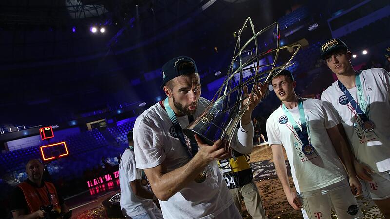 Center Leon Kratzer posiert mit der Champions-League-Troph&auml;e.