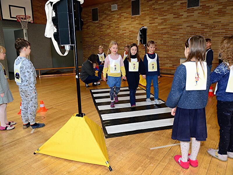 ADAC-Verkehrserziehung Grundschule Bamberg-Hain Schon wie richtige Profis überqueren die Erstklässler der Grundschule Bamberg-Hain die Straße in der ADAC-Verkehrsübung.