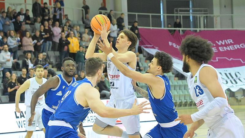 Der BBC Coburg (in Wei&szlig;) hat das Mittelfeld-Duell in der ProB gegen die Frankfurt Skyliners Juniors deutlich mit 87:65 zu seinen Gunsten entschieden.