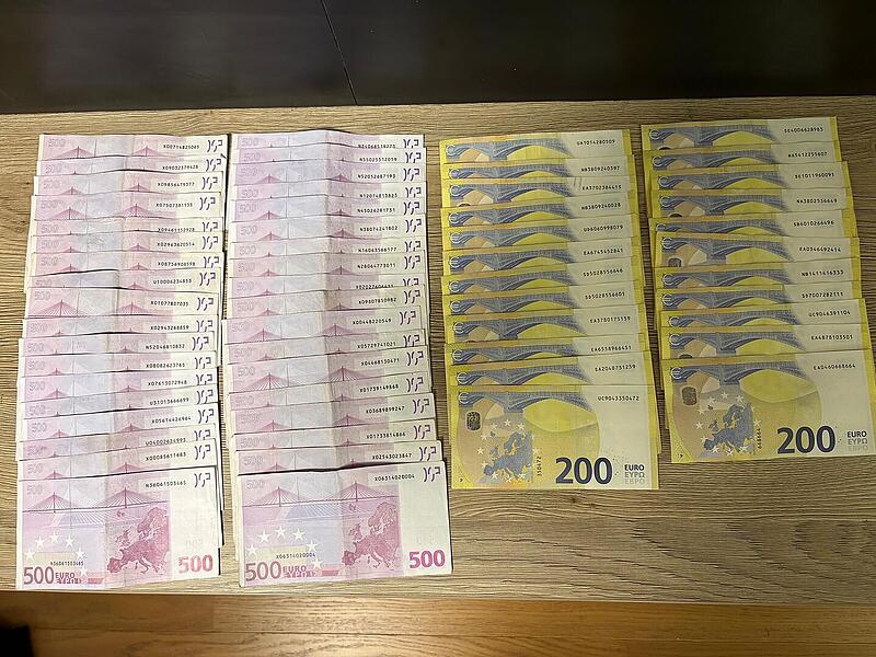 Zwei M&auml;nner sollen K&auml;ufer auf seri&ouml;sen Onlineplattformen mit gef&auml;lschten Anzeigen betrogen haben. Die Polizei stellte bei Durchsuchungen gefundenes Bargeld sicher.