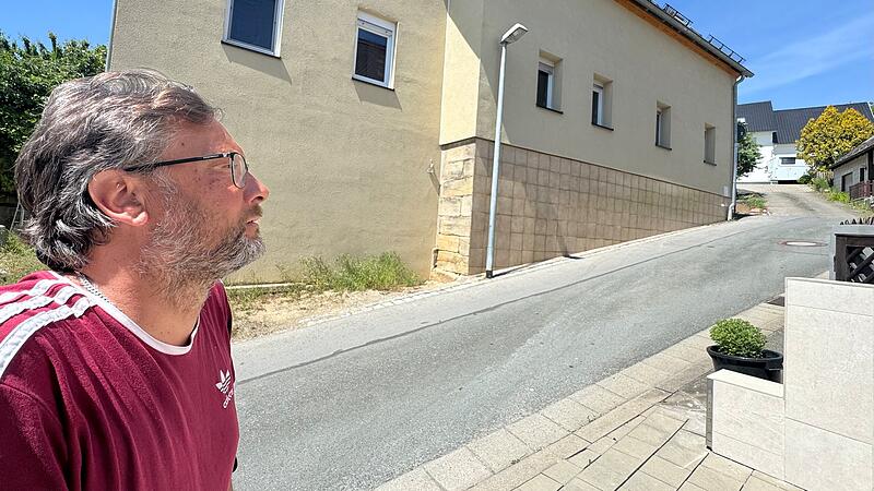Anwohner Christian Schechtel sieht die anstehende Umleitung im Stadtteil Reuth kritisch.