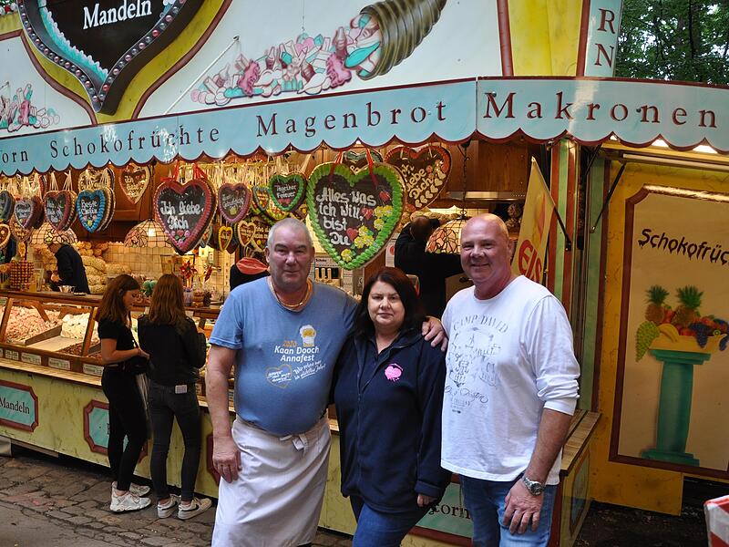 Marco Lützelberger (rechts) entstammt einer wahren Schausteller-Dynastie (hier mit Reinhold und Doris Lützelberger zu sehen). Dass er auf dem Weihnachtsmarkt keinen Platz für sein Karussell bekommt, enttäuscht ihn.Forchheim & Fränkische Schweiz Marco Lützelberger (rechts) entstammt einer wahren Schausteller-Dynastie (hier mit Reinhold und Doris Lützelberger zu sehen). Dass er auf dem Weihnachtsmarkt keinen Platz für sein Karussell bekommt, enttäuscht ihn.