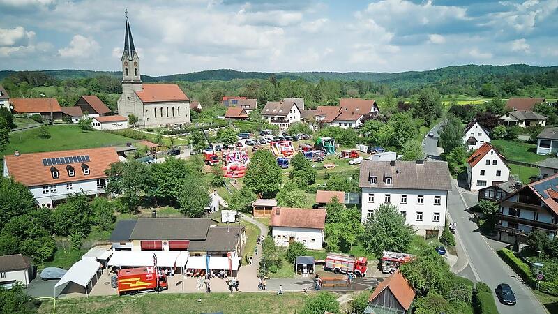 Das Feuerwehrfest mit Hüpfburgfestival in Thuisbrunn findet am Donnerstag unterhalb der Kirche statt. Das Feuerwehrfest mit Hüpfburgfestival in Thuisbrunn findet am Donnerstag unterhalb der Kirche statt.