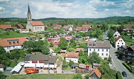 Das Feuerwehrfest mit H&uuml;pfburgfestival in Thuisbrunn findet am Donnerstag unterhalb der Kirche statt.