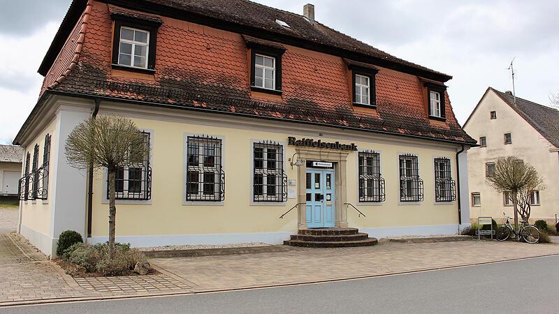 Noch ziert der Schriftzug der Raiffeisenbank das historische Geb&auml;ude.
