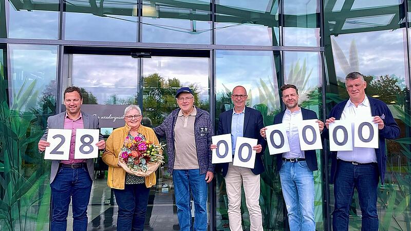 Bürgermeister Mario Schönwald, Anita und Gerhard Stäblein , Landrat Christian Meißner, stellvertretender Werkleiter Marcus Düsel und Werkleiter Hans-Josef Stich (v. l.) freuen sich über den millionenfachen Besuch.