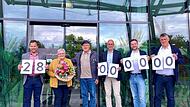 Bürgermeister Mario Schönwald, Anita und Gerhard Stäblein , Landrat Christian Meißner, stellvertretender Werkleiter Marcus Düsel und Werkleiter Hans-Josef Stich (v. l.) freuen sich über den millionenfachen Besuch.