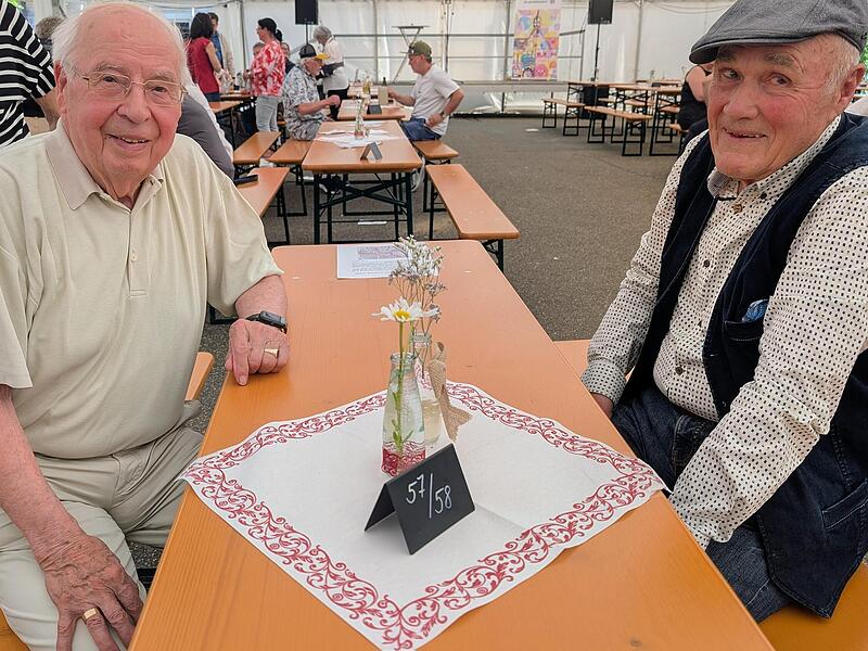 Rainer Kremer (l.) und Walter Wagenseil blickten auf ihre Schulzeit zurück.Forchheim & Fränkische Schweiz