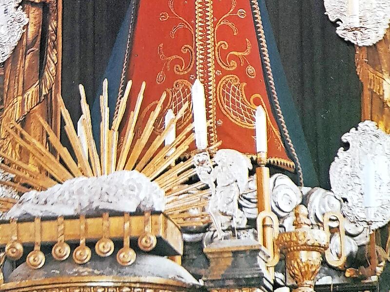 Zu Füßen der Muttergottes standen die Engel um 1975 am Gnadenbild des Hochaltars in der Wallfahrtsbasilika.