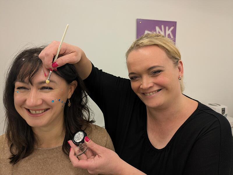 Weihnachtlich geschminkt: Viel Glitzer bekommen die Kinder bei Miriam Städtler von Pink Flair.Forchheim & Fränkische Schweiz