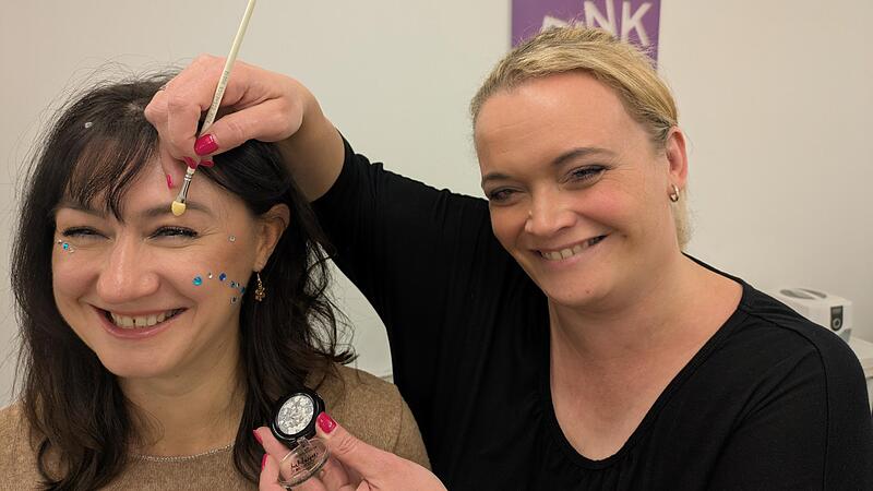 Weihnachtlich geschminkt: Viel Glitzer bekommen die Kinder bei Miriam St&auml;dtler von Pink Flair.Forchheim & Fr&auml;nkische Schweiz