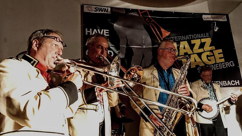 Die May Day Jazz Band aus den Niederlanden gestaltete das Gast-Konzert der Sonneberger Jazztage im Lindenhof in Ketschenbach. Die May Day Jazz Band aus den Niederlanden gestaltete das Gast-Konzert der Sonneberger Jazztage im Lindenhof in Ketschenbach.