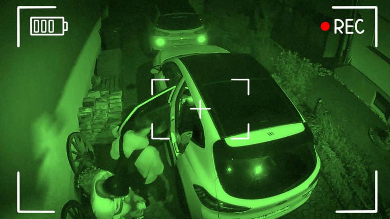In Reckendorf hat eine Überwachungskamera gefilmt, wie zwei Diebe aus einem Auto Geld und Wertsachen stehlen. Es ist nicht der erste Fall im Landkreis Bamberg.