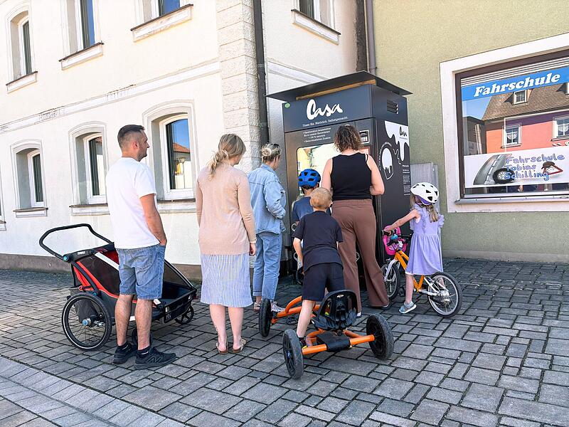 Der neue Eisautomat am Marktplatz in M&uuml;hlhausen erfreut sich bereits gro&szlig;er Beliebtheit.