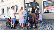 Der neue Eisautomat am Marktplatz in Mühlhausen erfreut sich bereits großer Beliebtheit. Der neue Eisautomat am Marktplatz in Mühlhausen erfreut sich bereits großer Beliebtheit.