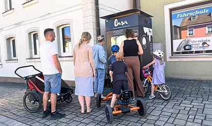 Der neue Eisautomat am Marktplatz in M&uuml;hlhausen erfreut sich bereits gro&szlig;er Beliebtheit.
