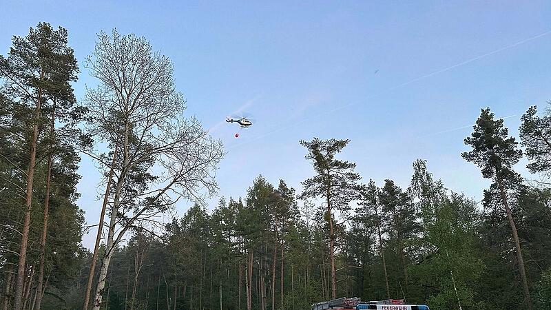 Großeinsatz im Tennenloher Forst: Sei Mittwoch, 30. April, sind rund hundert Feuerwehrkräfte im Einsatz, um den Brand im munitionsbelasteten Wald zu löschen.