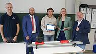 Unser Bild zeigt (von links) den Fachschaftsleiter für Physik, Florian Treisch, den Sparkassen-Beratungscenterleiter Felix Dorn, Schüler Dominik Freitag, Schülerin Letizia Albert und Direktor Markus Arneth hinter dem Versuchsaufbau mit den Smartca...