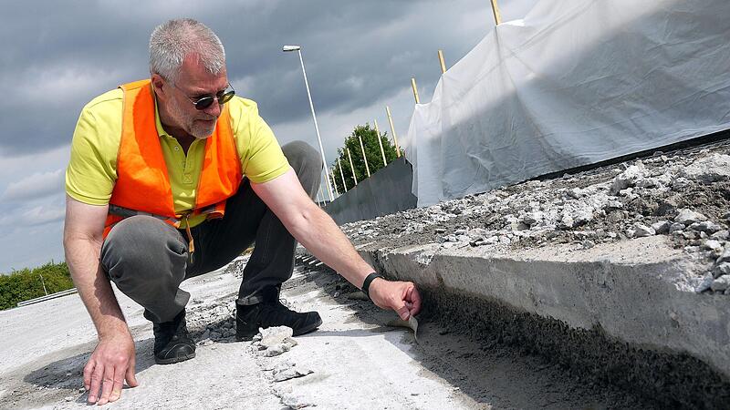 D&uuml;nnes Plastik, dickes Problem: Der Fl&uuml;ssigkunststoff  zwischen den Fingern von G&uuml;nter Engelhardt  ist der Grund, warum die Br&uuml;cke  &uuml;ber die Bundesstra&szlig;e 4 auf der Lauterer H&ouml;he f&uuml;r rund 1,3 Millionen Euro erneuert werden muss.