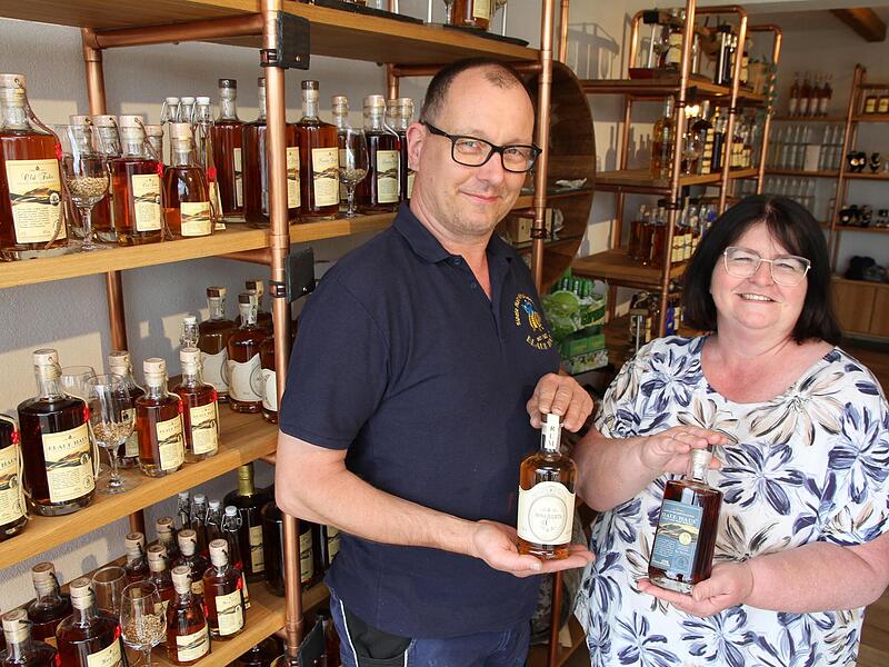 Petra und Thomas Fleischmann sind stolz auf ihre Whiskys.Forchheim & Fränkische Schweiz Petra und Thomas Fleischmann sind stolz auf ihre Whiskys.Forchheim & Fränkische Schweiz