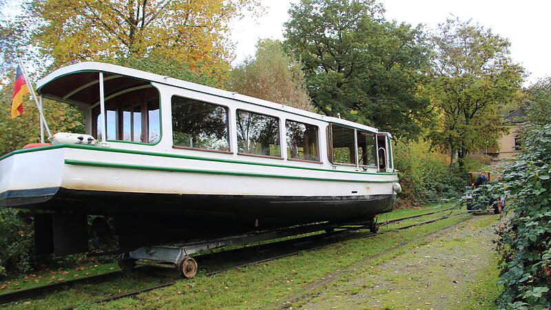 Die Dampferle werden mit dem Traktor in ihre Winterunterkunft gezogen.