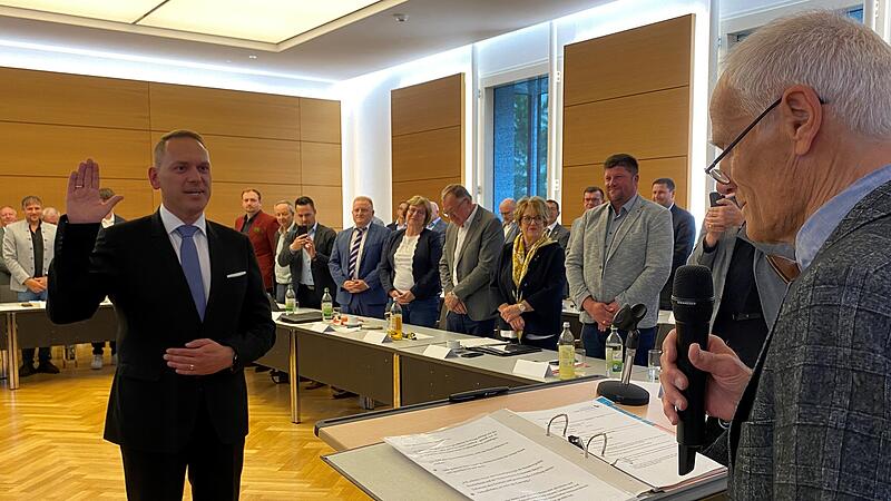 Richard Fix (rechts), &auml;ltestes Mitglied im Kreistag, vereidigt Mario G&ouml;tz als neuen Landrat.