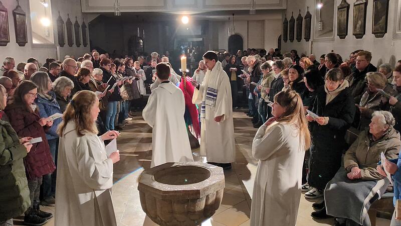 Die Gemeinde in Riedenberg steht, singt und feiert: &bdquo;All In 2026" macht Auferstehung erlebbar.