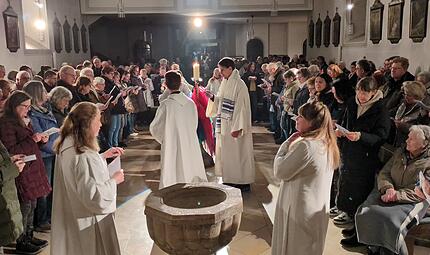 Die Gemeinde in Riedenberg steht, singt und feiert: &bdquo;All In 2026" macht Auferstehung erlebbar.