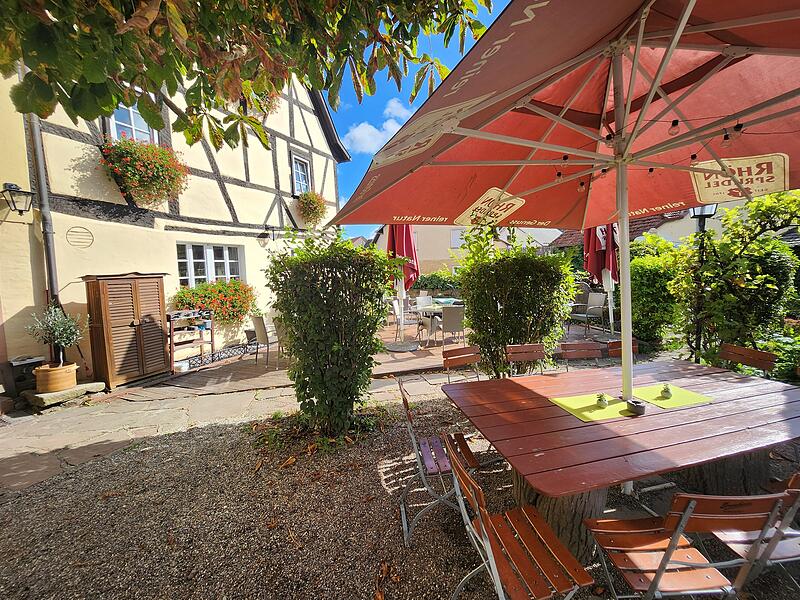 Nat&uuml;rlich fehlt im Biergarten die Kastanie nicht. Durch geschickte Bepflanzung entstanden heimelige Sitzgruppen im Freien.