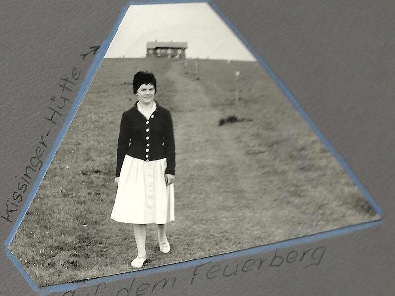 Romantische Erinnerungen: Das Bild aus dem Jahr 1959 zeigt Mia Neudecker aus Landshut, die Mutter von Priska Kolbeck, im Alter von 17 Jahren bei ihrem ersten Besuch ihres späteren Mannes Heinz Schröder vor der Kissinger Hütte in der Rhön. Romantische Erinnerungen: Das Bild aus dem Jahr 1959 zeigt Mia Neudecker aus Landshut, die Mutter von Priska Kolbeck, im Alter von 17 Jahren bei ihrem ersten Besuch ihres späteren Mannes Heinz Schröder vor der Kissinger Hütte in der Rhön.