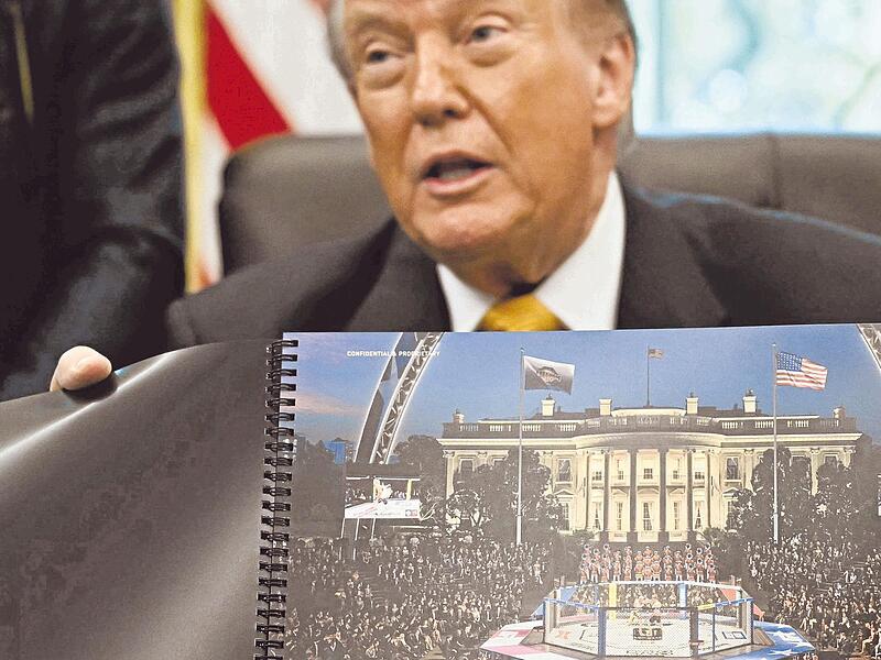Mit einem brutalen Titelkampf hinter zwei Meter hohen Gittern – wie Donald Trump hier präsentierte – sollen die Amerikaner an diesem Sonntag das 250. Gründungsjubiläum der USA feiern. Mit einem brutalen Titelkampf hinter zwei Meter hohen Gittern – wie Donald Trump hier präsentierte – sollen die Amerikaner an diesem Sonntag das 250. Gründungsjubiläum der USA feiern.