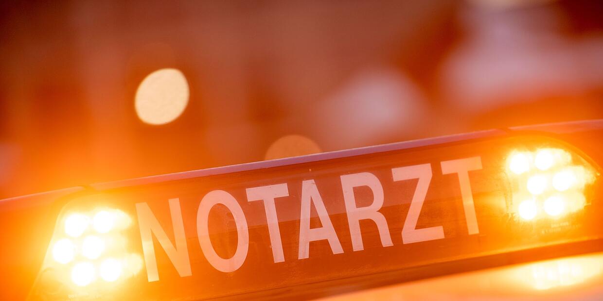 Golf-Cart kippt in Kurve um - drei Verletzte