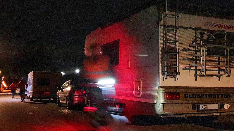 Wohnmobile am Unteren Leinritt in Gaustadt verengen den Geh- und Radweg daneben. Wohnmobile am Unteren Leinritt in Gaustadt verengen den Geh- und Radweg daneben.