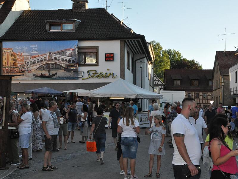 Eindrücke von der Italienischen Nacht im Jahr 2019: Die Hauptstraße in Hofheim war mit Bannern geschmückt.