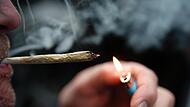 Ein Mann zündet sich einen Joint an. Ein Mann zündet sich einen Joint an.