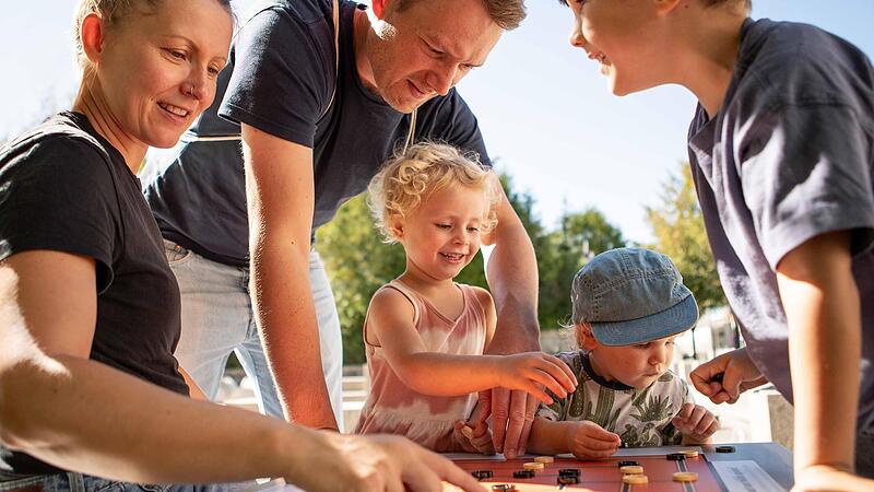 Einen Stein im Brett haben bei gro&szlig;en und kleinen Besuchern auch in digitalen Zeiten die guten alten Brettspiele.